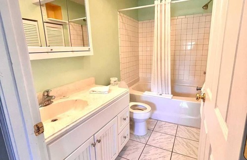 Lake Lure Hotel | Geneva Hotel & Tiki Bar