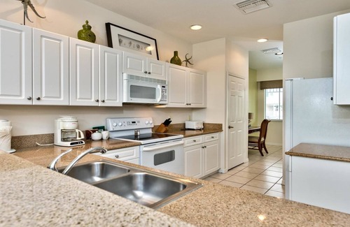 Naples Condominio | Genoa Vacation Rental: Stylish 2-BR Condo with Golf & Lake Views. Resort-Style Pool, Hot Tub, and Easy Access to Championship Golf. Minutes from Naples Beaches, 5th Avenue S, and Marco Island