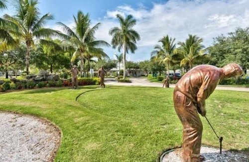 Naples Condominio | Genoa Vacation Rental: Stylish 2-BR Condo with Golf & Lake Views. Resort-Style Pool, Hot Tub, and Easy Access to Championship Golf. Minutes from Naples Beaches, 5th Avenue S, and Marco Island