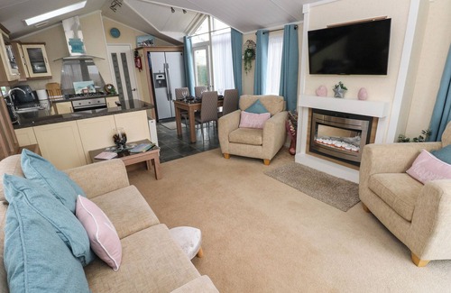 Hasguard Cross Cabaña | GENTLE TIDE, pet friendly, with hot tub in Little Haven