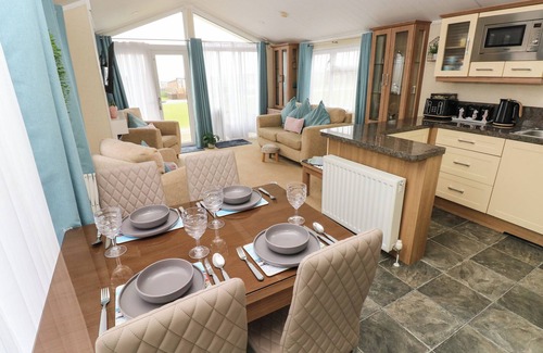 Hasguard Cross Cabaña | GENTLE TIDE, pet friendly, with hot tub in Little Haven