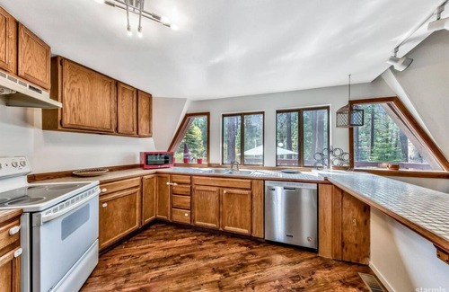 Country Club Estates Casa | Geodesic Dome Retreat in South Lake Tahoe - Monthly Rental - WFH