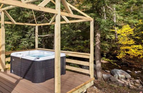 Jeffersonville Casa | Geodome 1min to Smuggler's Notch with hot tub & River