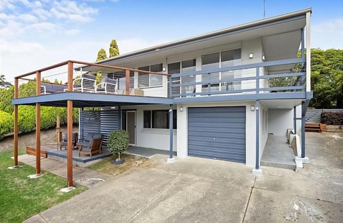 Malua Bay Casa | George Bass Drive 569 On The Beach Living managed by Batemans Bay Accom