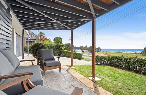 Malua Bay Casa | George Bass Drive 569 On The Beach Living managed by Batemans Bay Accom