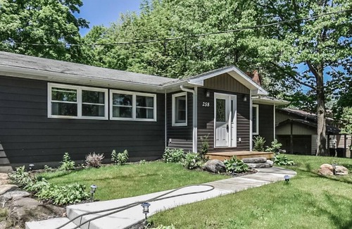 Waubaushene Casa | Georgian Bay Trail Cottage w/hot tub and fireplace