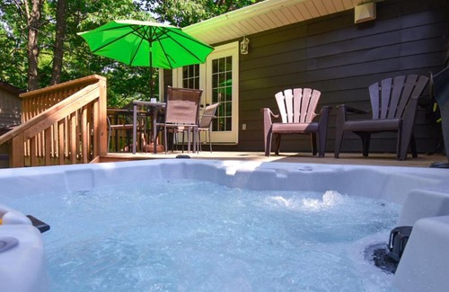 Waubaushene Casa | Georgian Bay Trail Cottage w/hot tub and fireplace