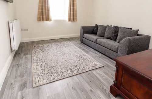 Abergele Cabaña | GERDDEN ISA, family friendly, with hot tub in Llanfair Talhaiarn