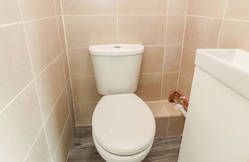 Abergele Cabaña | GERDDEN ISA, family friendly, with hot tub in Llanfair Talhaiarn