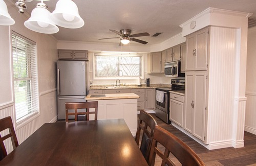 Pottsboro Casa | Relax and Reconnect at Lake Texoma Lodge - Tranquil Setting Near Marinas and Choctaw Casino!