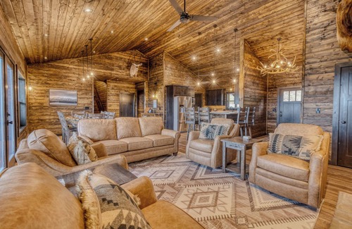 Ruidoso Casa | Get away and relax at Elk Ridge, a modern lodge in the mountains of Ruidoso.