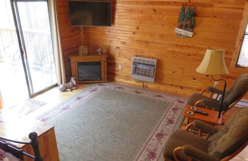 East Bernstadt Cabina | Romántico, idílico escondite ubicado en el bosque para dos con jacuzzi de gran tamaño.