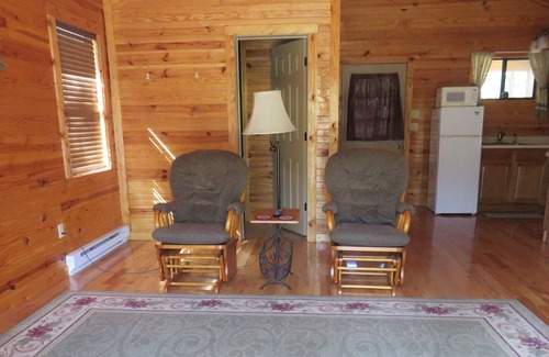 East Bernstadt Cabina | Romántico, idílico escondite ubicado en el bosque para dos con jacuzzi de gran tamaño.