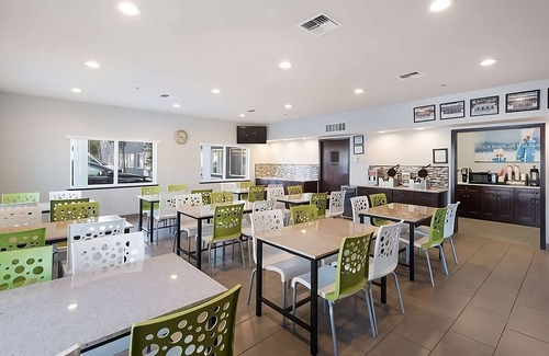 Tri-Cities Complejo | Get Ready for Adventure! Located in the Heart of Kennewick! Free Breakfast!