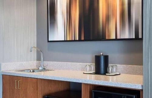 Emeryville Hotel | Get Ready for Blissful Getaway! w/ Pool, Close to Museum of Children’s Arts!