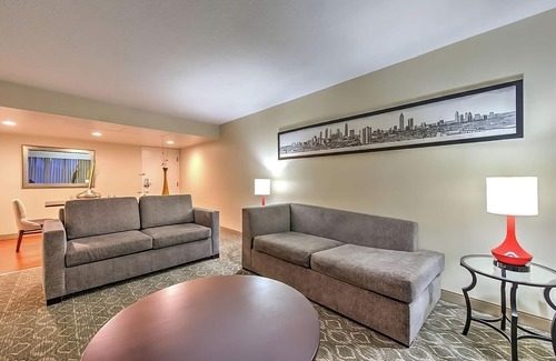 Buford Highway Casa | Where Comfort Meets Culture! Free Parking, Outdoor Swimming Pool!