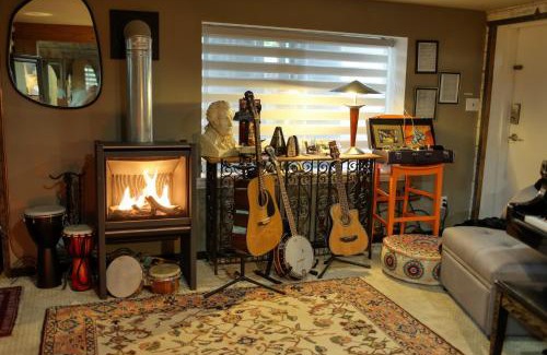 Gibsons Casa | GETAWAY to SEAS THE DAY house hot tub pets bbq location location location