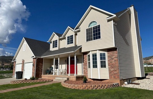 Teasdale Casa | Getaway w/ sport court! Near Capitol Reef- Sleeps 21 in beds/26 total