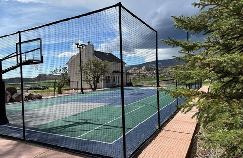 Teasdale Casa | Getaway w/ sport court! Near Capitol Reef- Sleeps 21 in beds/26 total