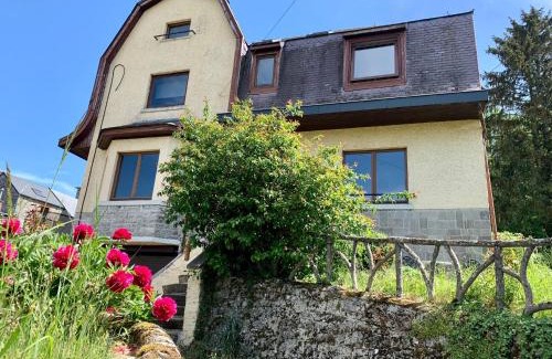 Doische Casa | Gezellige villa met open haard en zonnige tuin.