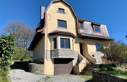 Doische Casa | Gezellige villa met open haard en zonnige tuin.