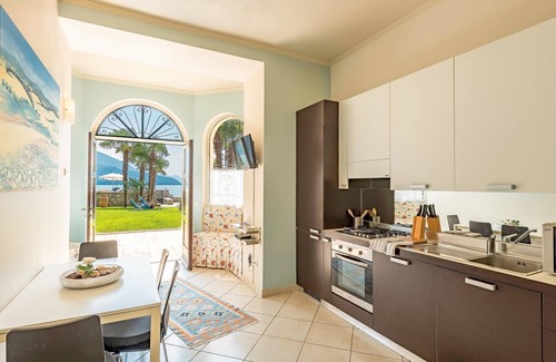 Domaso Apartamento | GiardinoLago Azzurro Holiday flat on the lake with pool