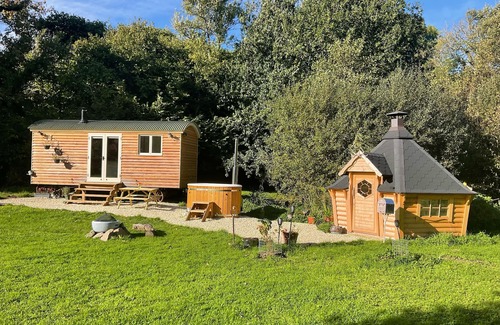 Helford Passage Cabina | Gillan Creek Retreat is set in a private meadow on the Lizard Peninsula