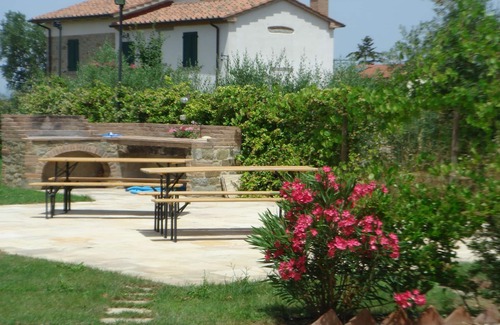 Cortona Apartamento | Girasole es un apartamento independiente con una gran piscina, wifi gratis y estacionamiento