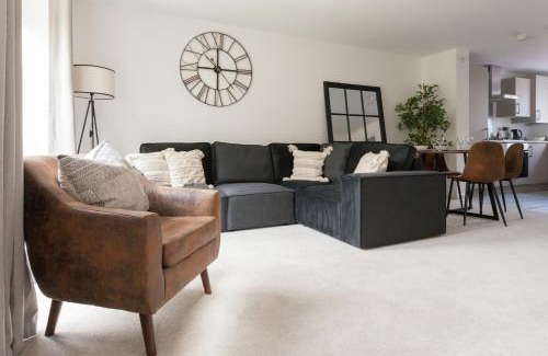 Runcorn Casa | Girton - Great for Contractors