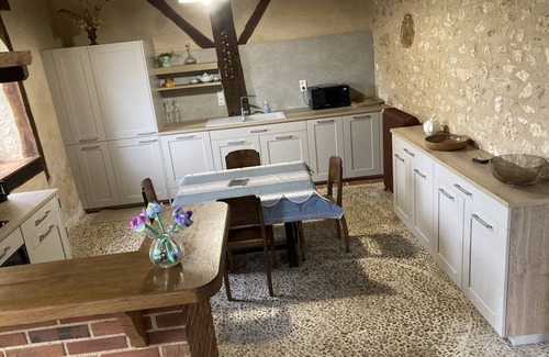 Saint-Martin-de-Fressengeas Casa | Gites de la Baine: casa cuadrada y fenestra