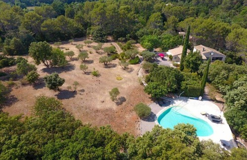 Salernes Cabaña | Gîte, 2*, air conditioned, in a peaceful setting between olive trees and pool