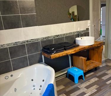 Vagney Casa | Gite 205 m2, 8pers piscine, jacuzzi, balnéo privatifs
