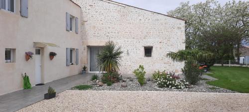 Balanzac Apartamento | Gite 4 personnes avec piscine entre Saintes et Royan