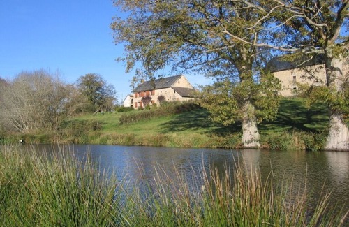 Dontreix Casa | Gite de France 3 orejas, aislados en el campo en el borde de un estanque,