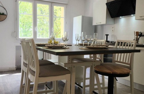 Marange-Silvange Apartamento | Le Grand Cerf-Apartamento-Baño en la habitacion-Apartamento-Vista al bosque