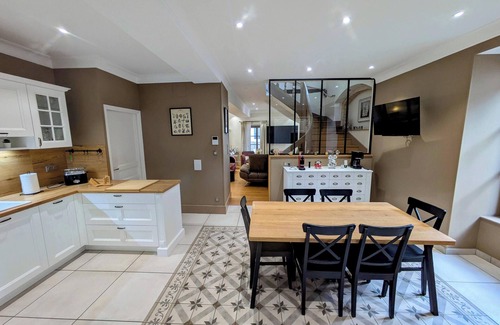 Saint-Gengoux-le-National Casa | Gîte des Siècles - 14th Century House with Lift and Cinema