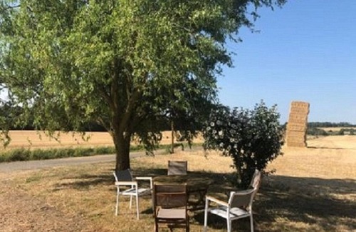 Ponce sur Le Loir Casa | Gîte in the countryside, views over fields and forest, spacious and serene, peace and quiet guaranteed.