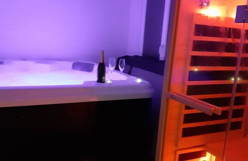 Montcorbon Casa | Gîte joies2vies Detached house with spa, sauna, bedroom, tv, air conditioning.