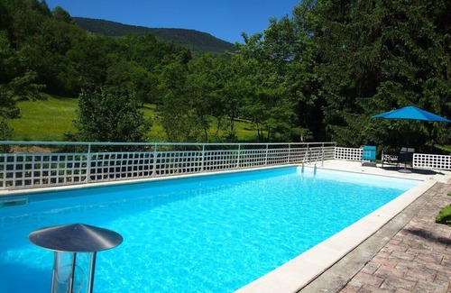 Aleu Casa | Casa rural al borde del Arac en un entorno verde con piscina