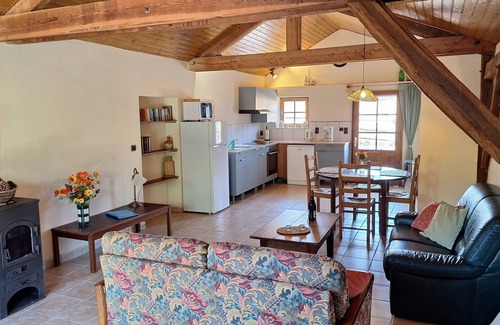 Saint-Saud-Lacoussiere Casa | Gite Syrah; charming 2-bedroom cottage in Dordogne
