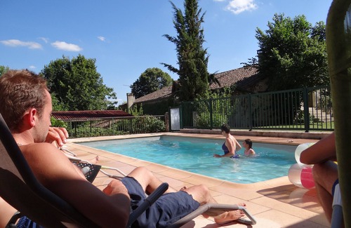 Eymet Cabaña | Casa rural con piscina, campo y wifi 8 personas y 2 bebés, animales de granja.