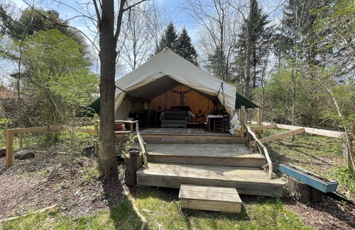Trumansburg Alquiler De RV | Glamping at CrowNestFarm! Private tent/Communal Bathroom. Dog Welcome