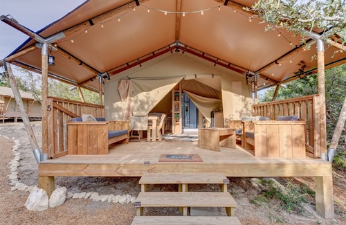 Johnson City Alquiler De RV | Glamping Getaway with AC on Winery in Hill Country