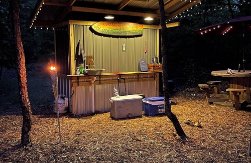 Niles Apartamento | Glamping Getaway with kitchenette on Flower and Alpaca farm