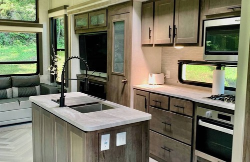 Sagle Casa | Glamping Near Sandpoint: Salt Water Hot Tub - Camper/RV in Sagle, Idaho