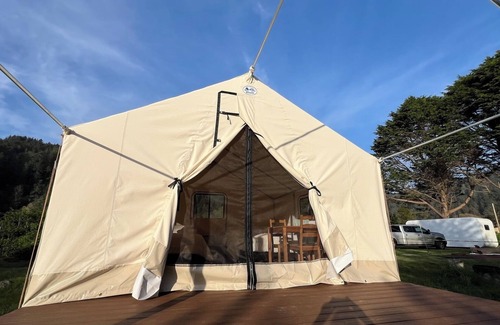 Klamath Cabina | Glamping tent on the river.