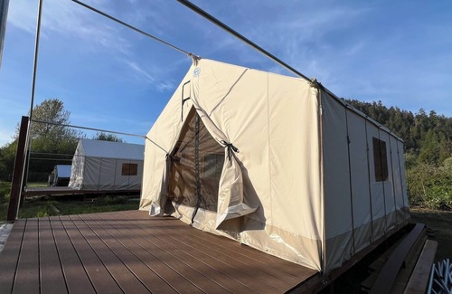 Klamath Cabina | Glamping tent on the river.