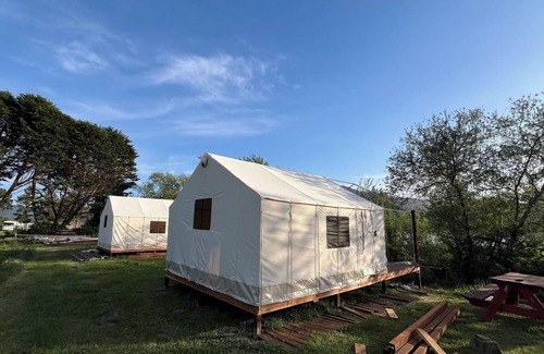 Klamath Alquiler De RV | Glamping tent on the river.