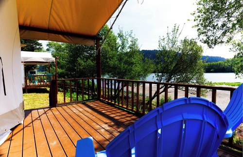 Klamath Alquiler De RV | Glamping tent on the river.
