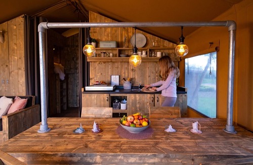 Bant Casa | Tienda de glamping con cocina cerca del estanque
